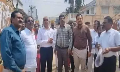 தாம்பரம் மாநகராட்சியில் நடைபெறும் வெள்ளத்தடுப்பு பணிகள் - அதிகாரிகள் நேரில் ஆய்வு தாம்பரம் மாநகராட்சியில் நடைபெறும் வெள்ளத்தடுப்பு பணிகள் - அதிகாரிகள் நேரில் ஆய்வு