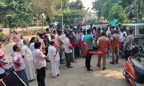 பவளத்தானூர் இலங்கை அகதிகள் முகாமில் இரு தரப்பினர் மோதல்; 10 மோட்டார் சைக்கிள்கள் சேதம் பவளத்தானூர் இலங்கை அகதிகள் முகாமில் இரு தரப்பினர் மோதல்; 10 மோட்டார் சைக்கிள்கள் சேதம்