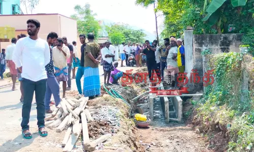 காரிப்பட்டியில் சாக்கடை கால்வாய் அமைக்கும் பணியை தடுத்து நிறுத்திய பொதுமக்கள்