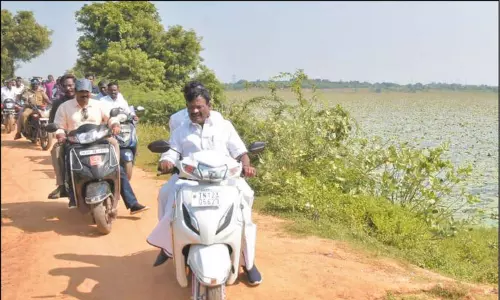 ஆவடி மாநகராட்சி பகுதிகளில் வெள்ள தடுப்பு பணிகளை அமைச்சர் நாசர் ஆய்வு ஆவடி மாநகராட்சி பகுதிகளில் வெள்ள தடுப்பு பணிகளை அமைச்சர் நாசர் ஆய்வு