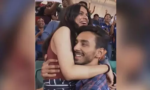 டி20 கிரிக்கெட் போட்டியை பார்க்க வந்த இளைஞர்: காதலை வெளிப்படுத்தி காதலியை தட்டி சென்றார்...! வைரல் வீடியோ டி20 கிரிக்கெட் போட்டியை பார்க்க வந்த இளைஞர்: காதலை வெளிப்படுத்தி காதலியை தட்டி சென்றார்...! வைரல் வீடியோ