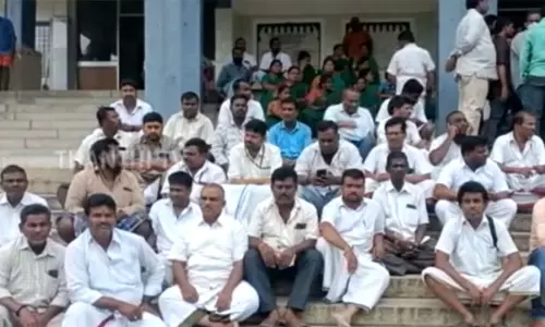 திருப்பதி கோவிலில் நாவிதர்கள் திடீர் தர்ணா- பக்தர்கள் அவதி