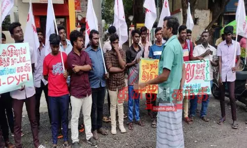 இந்திய ஜனநாயக வாலிபர் சங்கத்தினர் ஆர்ப்பாட்டம்