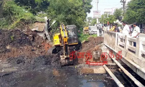 ஆண்டிப்பட்டியில்  கழிவுநீர் வாய்க்கால் தூர்வாரும் பணி