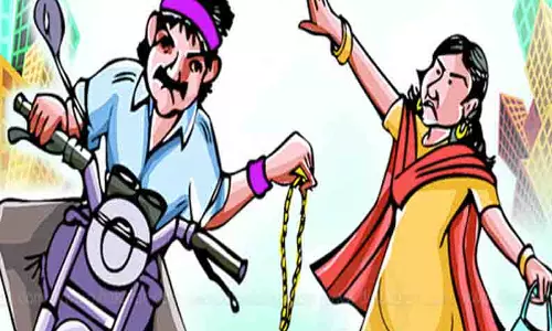 பெண்ணிடம் தாலி சங்கிலி பறிக்க முயற்சி