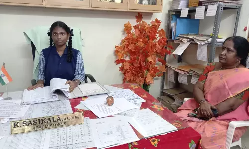 சவாலில் வென்ற 12-ம் வகுப்பு மாணவியை தனது இருக்கையில் அமர வைத்த தலைமை ஆசிரியர் சவாலில் வென்ற 12-ம் வகுப்பு மாணவியை தனது இருக்கையில் அமர வைத்த தலைமை ஆசிரியர்