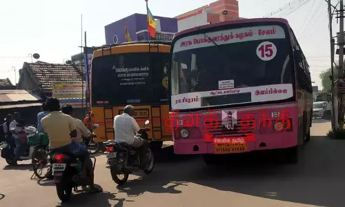 வெண்ணந்தூரில் போக்குவரத்து நெரிசலில் சிக்கி தவிக்கும் வாகனங்கள்