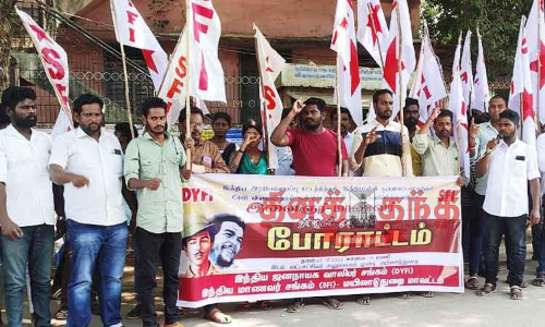 இந்திய ஜனநாயக வாலிபர் சங்கத்தினர் ஆர்ப்பாட்டம்