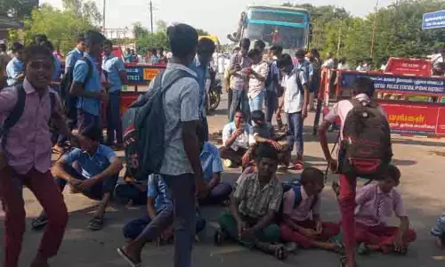 பள்ளி, கல்லூரி மாணவர்கள் சாலை மறியல் பள்ளி, கல்லூரி மாணவர்கள் சாலை மறியல்