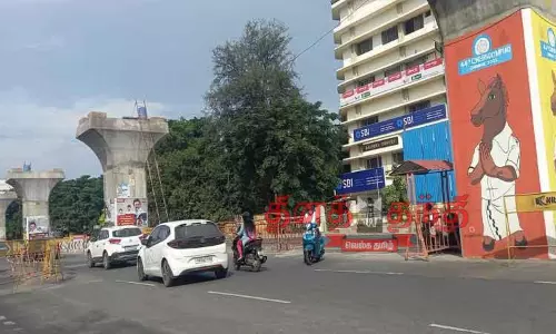 காமராஜர் சாலைக்கு செல்ல வசதியாக இரும்புத்தடுப்புகளை அகற்ற வேண்டும்