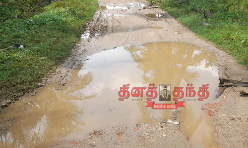 தேங்கும் மழைநீரால் மாணவ-மாணவிகள் அவதி