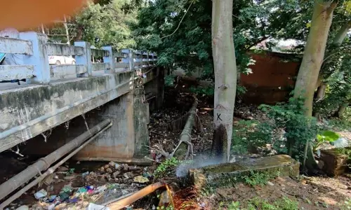 கூட்டுக் குடிநீர் குழாயில் உடைப்பு