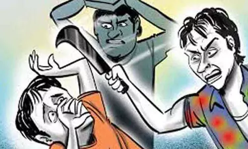 தொழிலாளி உள்பட 2 பேருக்கு அரிவாள் வெட்டு தொழிலாளி உள்பட 2 பேருக்கு அரிவாள் வெட்டு