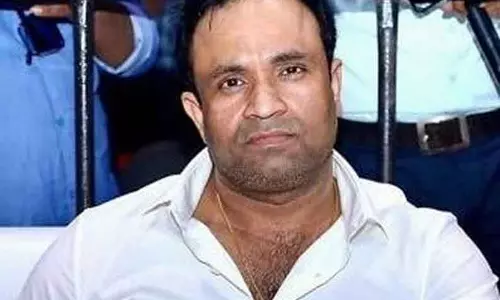 அழகியுடன் இருந்ததை தட்டிக்கேட்ட மனைவி மீது காரை ஏற்றிய   சினிமா தயாரிப்பாளர் கைது