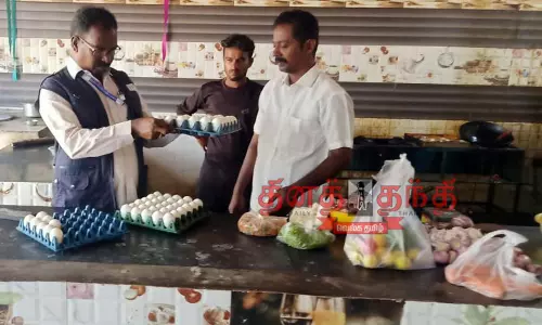 பரமத்திவேலூரில் பகுதி  ஓட்டல்களில் உணவு பாதுகாப்பு அலுவலர் திடீர் ஆய்வு