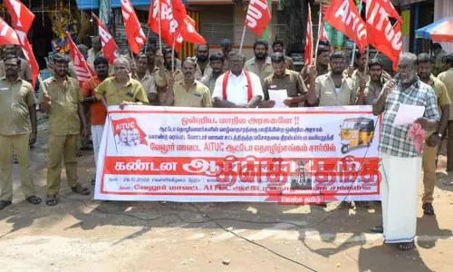 ஆட்டோ தொழிலாளர்கள் ஆர்ப்பாட்டம்