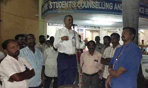 அண்ணாமலை பல்கலைக்கழக  ஆசிரியர்கள் கூட்டமைப்பினர் போராட்டம்