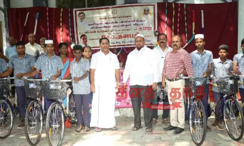 மாணவர்களுக்கு விலையில்லா சைக்கிள்கள்