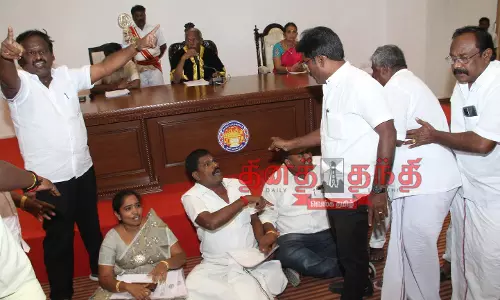 ரூ.693½ கோடியில் தனிக்குடிநீர் திட்டம் தேவையா?-தி.மு.க.-அ.தி.மு.க. கவுன்சிலர்கள் இடையே தள்ளுமுள்ளு-சேலம் மாநகராட்சி கூட்டத்தில் பரபரப்பு