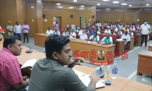 மணிமுத்தாறு பாசன கால்வாய்களை தூர்வார வேண்டும்- குறைதீர்க்கும் கூட்டத்தில் விவசாயிகள் வலியுறுத்தல் மணிமுத்தாறு பாசன கால்வாய்களை தூர்வார வேண்டும்- குறைதீர்க்கும் கூட்டத்தில் விவசாயிகள் வலியுறுத்தல்