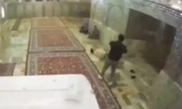 ஈரானில் பயங்கரம்: வழிபாட்டு தலத்தில் பயங்கரவாதிகள் துப்பாக்கி சூடு - 15 பேர் பலி