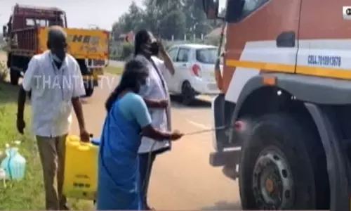 கேரளாவில் பரவும் பறவை காய்ச்சல்..வாகனங்களுக்கு கிருமி நாசினி தெளிப்பு