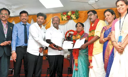 மனநல காப்பகத்தில் இணைந்த காதல் ஜோடிக்கு திருமணம் - கல்யாண பரிசாக பணி நியமன ஆணை வழங்கிய அமைச்சர் மா.சுப்பிரமணியன் மனநல காப்பகத்தில் இணைந்த காதல் ஜோடிக்கு திருமணம் - கல்யாண பரிசாக பணி நியமன ஆணை வழங்கிய அமைச்சர் மா.சுப்பிரமணியன்