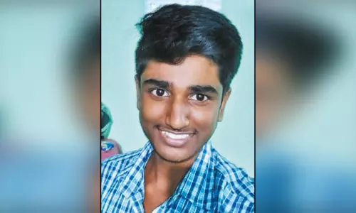 படிக்கட்டில் தொங்கியபடி பயணம்: பஸ் சக்கரத்தில் சிக்கி 11-ம் வகுப்பு மாணவர் சாவு