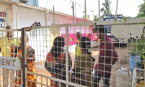 மாமல்லபுரத்தில் சுற்றுலா பயணிகள், பஸ்சுடன் விடுதிக்கு சீல் வைத்த அதிகாரிகள் மாமல்லபுரத்தில் சுற்றுலா பயணிகள், பஸ்சுடன் விடுதிக்கு சீல் வைத்த அதிகாரிகள்