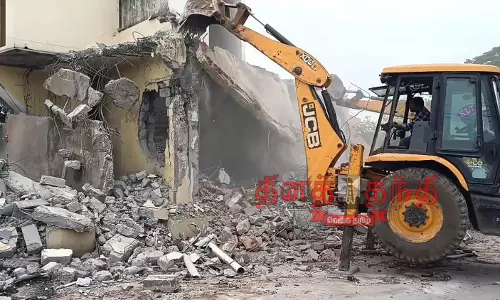 பெரிய ஏரி நீர்ப்பிடிப்பு பகுதியில் ஆக்கிரமிப்பு கடைகள் அகற்றம்