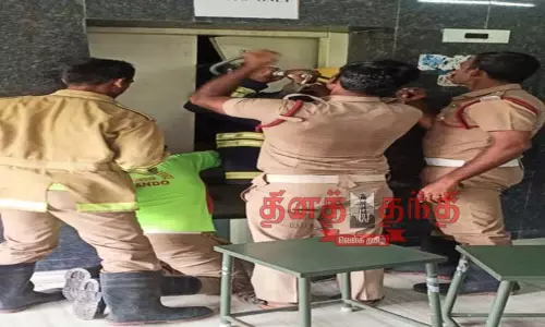 லிப்ட்டில் சிக்கிய 2 பேர் பத்திரமாக மீட்பு