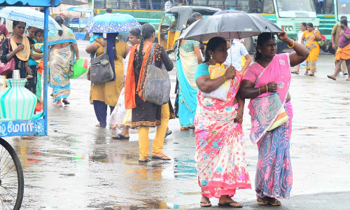 பகல்நேர பருவநிலையை மாற்றிய சாரல் மழை