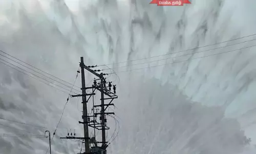 பள்ளிபாளையம் அருகே   கூட்டுக்குடிநீர் குழாய் உடைந்து சாலையில் பீரிட்டு பாய்ந்த தண்ணீர்