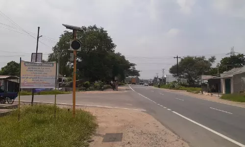 காங்கயம் அருகே காடையூர் பஸ் நிறுத்தம் பகுதியில் உள்ள பழுதடைந்த ஒளிரும் விளக்கை சரி செய்ய வேண்டும் என வாகன ஓட்டிகள் கோரிக்கை விடுத்துள்ளனர்.