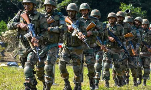 உலகில் அதிக பணியாளர்களை கொண்ட துறை - இந்திய பாதுகாப்புத்துறை அமைச்சகம் முதலிடம்..!