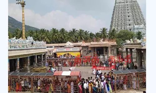 அருணாசலேஸ்வரர் கோவிலில் பக்தர்கள் கூட்டம் அலைமோதியது அருணாசலேஸ்வரர் கோவிலில் பக்தர்கள் கூட்டம் அலைமோதியது