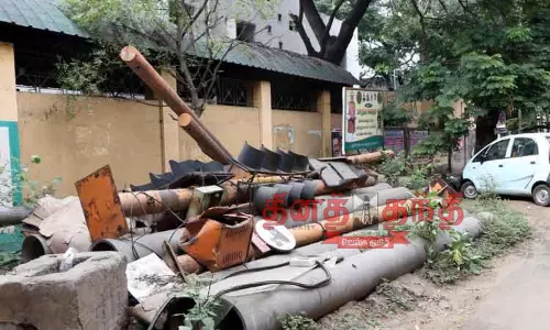 வீதியில் கிடந்து வீணாகலாமா...? சிக்னல் கம்பங்கள்