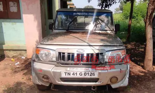 கிணத்துக்கடவு தாசில்தார் அலுவலகத்தில் பயனின்றி கிடக்கும் அரசு வாகனம்