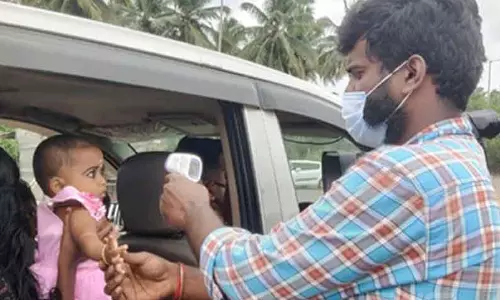 கேரளாவில் பறவை காய்ச்சல் பரவல் அதிகரிப்பு:   பொள்ளாச்சியில் தடுப்பு நடவடிக்கைகள் தீவிரம்-கோழிப்பண்ணைகளில் கிருமி நாசினி தெளிக்கப்படுகிறது