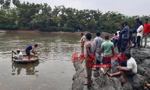 பவானி ஆற்றில் குளித்த போது பரிதாபம்  கல்லூரி மாணவர்கள் 3 பேர் வெள்ளத்தில் அடித்து செல்லப்பட்டனர்  கதி என்ன? தேடும் பணி தீவிரம்