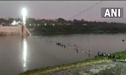 குஜராத்தில் கேபிள் பாலம் இடிந்து விழுந்ததில் பலர் காயம் குஜராத்தில் கேபிள் பாலம் இடிந்து விழுந்ததில் பலர் காயம்