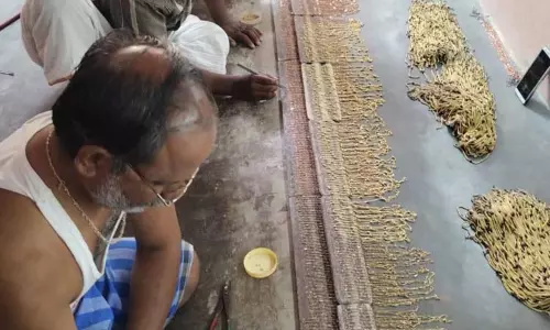 வெளி மாநிலங்களில் இருந்து வரத்து அதிகரிப்பு: கலங்கி நிற்கும் சிதம்பரம் கவரிங் தொழிலாளர்கள் வெளி மாநிலங்களில் இருந்து வரத்து அதிகரிப்பு: கலங்கி நிற்கும் சிதம்பரம் கவரிங் தொழிலாளர்கள்