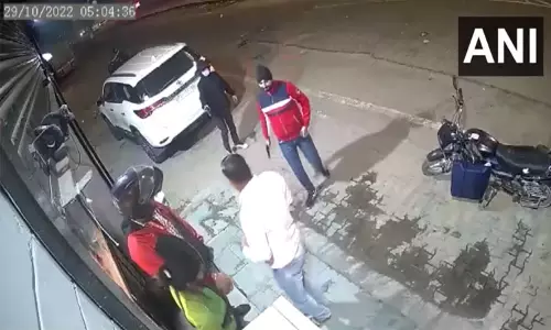 டெல்லியில் துப்பாக்கி முனையில் கார் கடத்தல்: சில்லிடும் பரபரப்பு வீடியோ டெல்லியில் துப்பாக்கி முனையில் கார் கடத்தல்: சில்லிடும் பரபரப்பு வீடியோ