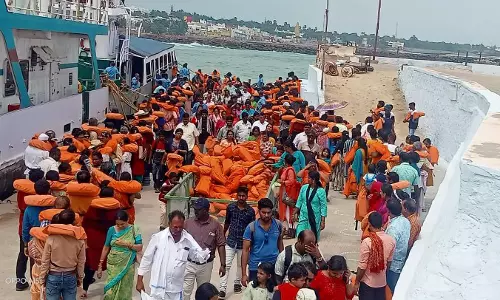 சுற்றுலா பயணிகள் கூட்டம் அலைமோதியது