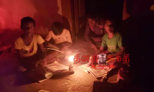 மண்எண்ணெய் விளக்கில் படிக்கும் மாணவ-மாணவிகள் மண்எண்ணெய் விளக்கில் படிக்கும் மாணவ-மாணவிகள்