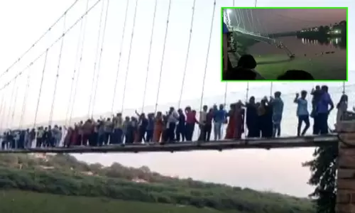 ஓடியும், மிதித்தும், குதித்தும் சென்ற நூற்றுக்கணக்கான மக்கள்; நேற்றே கடுமையாக ஆடிய குஜராத் பாலம் ஓடியும், மிதித்தும், குதித்தும் சென்ற நூற்றுக்கணக்கான மக்கள்; நேற்றே கடுமையாக ஆடிய குஜராத் பாலம்