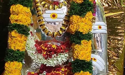 தேவர் சிலைக்கு 10½ கிலோ எடையில் வெள்ளிகவசம் வழங்கிய ஓ.பன்னீர்செல்வம் தேவர் சிலைக்கு 10½ கிலோ எடையில் வெள்ளிகவசம் வழங்கிய ஓ.பன்னீர்செல்வம்