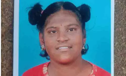 லாரி மோதி பள்ளி மாணவி பலி