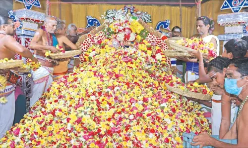 கந்தசஷ்டி விழாவையொட்டி திருத்தணி முருகன் கோவிலில் புஷ்பாஞ்சலி