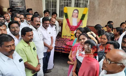 முத்துராமலிங்க தேவர் உருவப்படத்திற்கு மாலை அணிவித்து மரியாதை முத்துராமலிங்க தேவர் உருவப்படத்திற்கு மாலை அணிவித்து மரியாதை